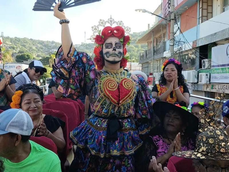 Adultos mayores recorren Salina Cruz durante tradicional paseo de Día de Muertos