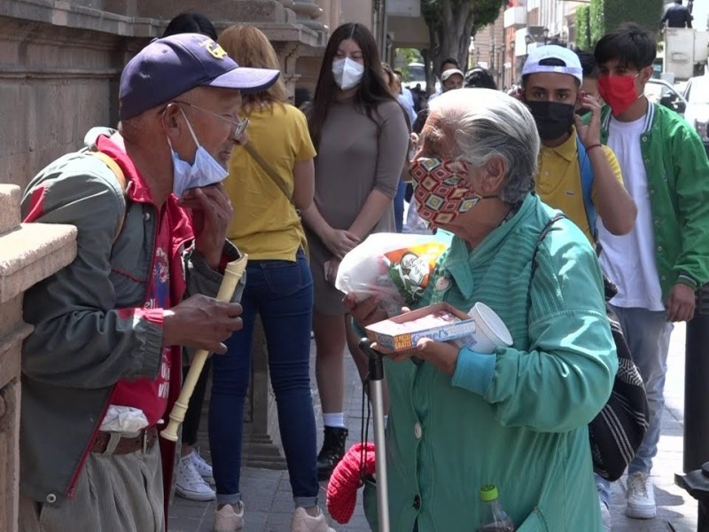 Adultos mayores siguen expuestos a coronavirus por desigualdad económica