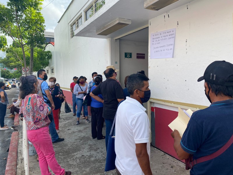 Adultos mayores sin ser inscritos en programa federal