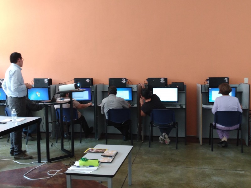 Adultos mejoran su comunicación con clases de computación