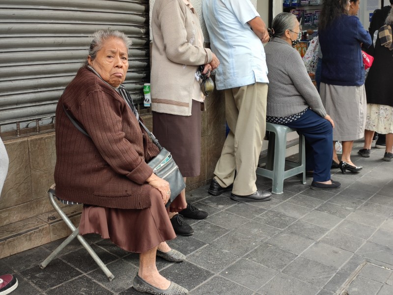 Adultos recorren 'viacrucis' para cobrar apoyos de Bienestar en Xalapa