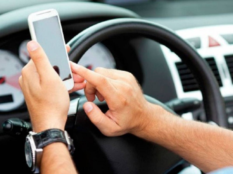 Advierte trànsito el uso del celular al manejar