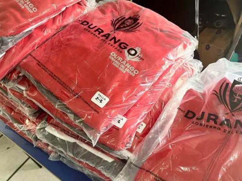 Advierten a escuelas por manejo irregular de uniformes gratuitos