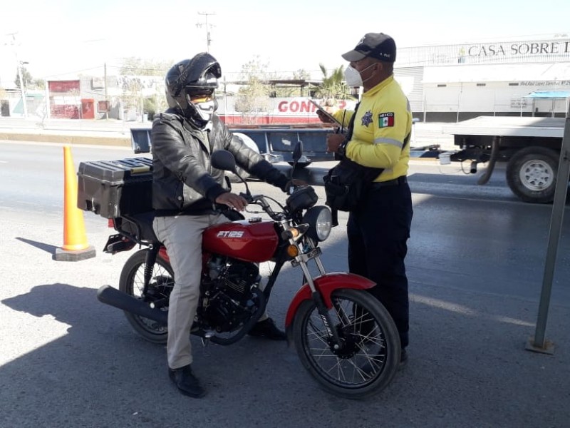 Advierten a motociclistas de no circular por pasos elevados