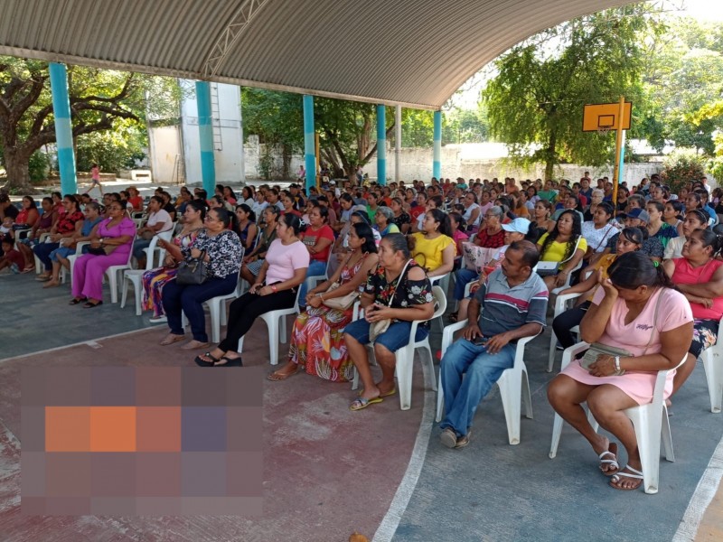 Advierten bloqueo carretero en Tecpan; falta pagos a maestros