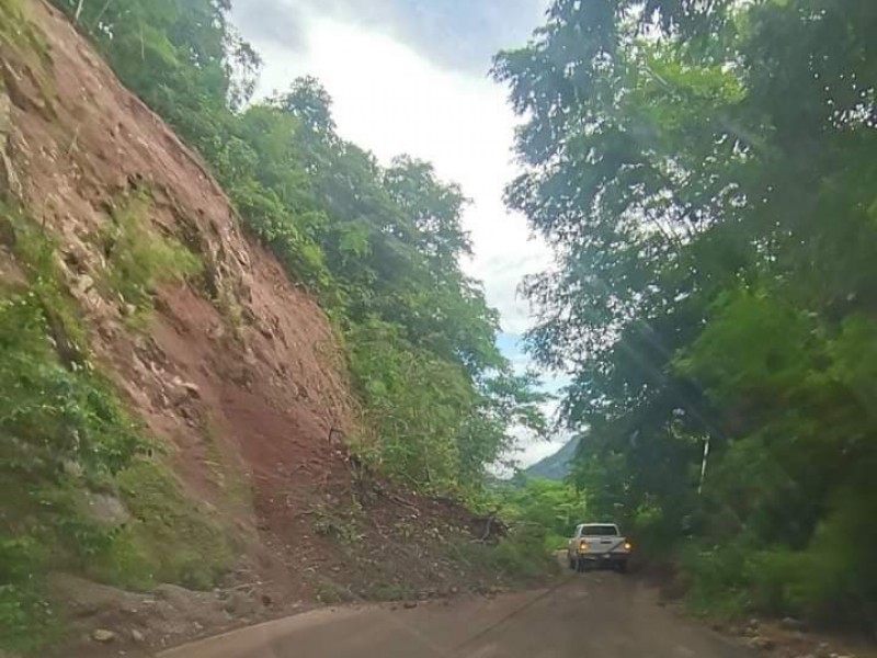 Advierten derrumbe en carretera Villa de Álvarez-Minatitlan