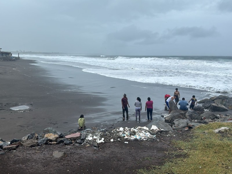 Advierten fuerte oleaje en Cuyutlán y El Paraíso por tormenta Ivo