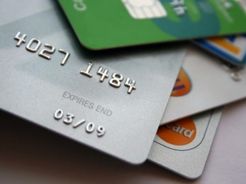 Advierten por uso desmedido de tarjetas de crédito