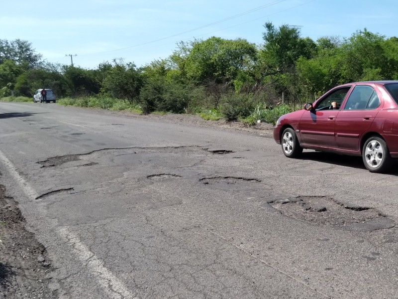 Advierten riesgo de accidente por tanto bache en  carretera VdeÁ-Minatitlán