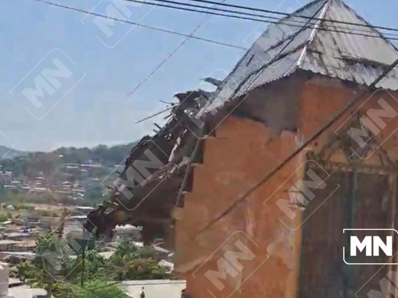 Advierten riesgo de caída de techo sobre una calle de Zihuatanejo