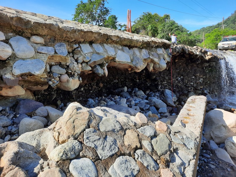 Advierten riesgos por socavón en puente vado en Minatitlán