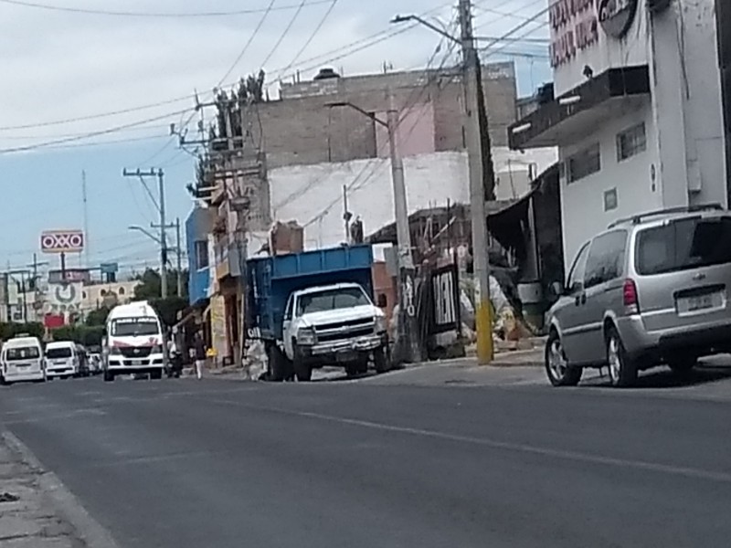 Advierten sobre el riesgo que causa un letrero