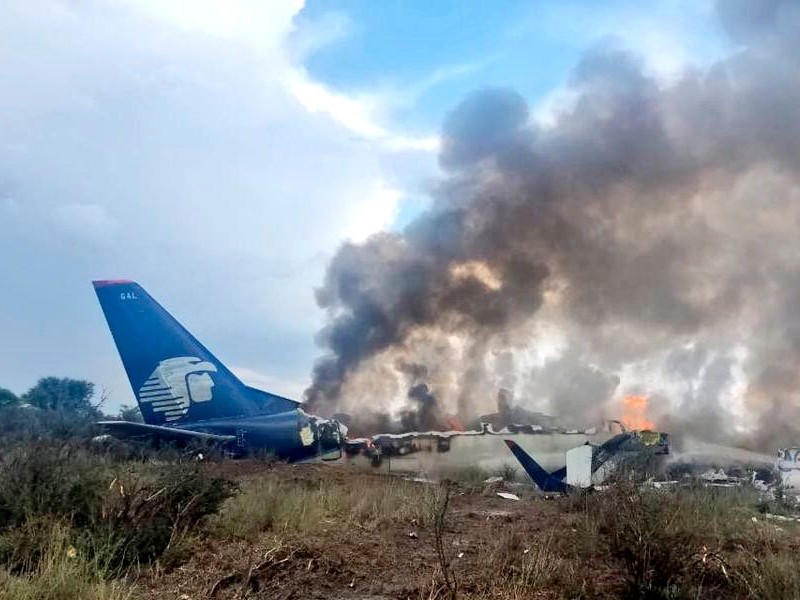 Aeroméxico mantiene asistencia a pasajeros del avionazo