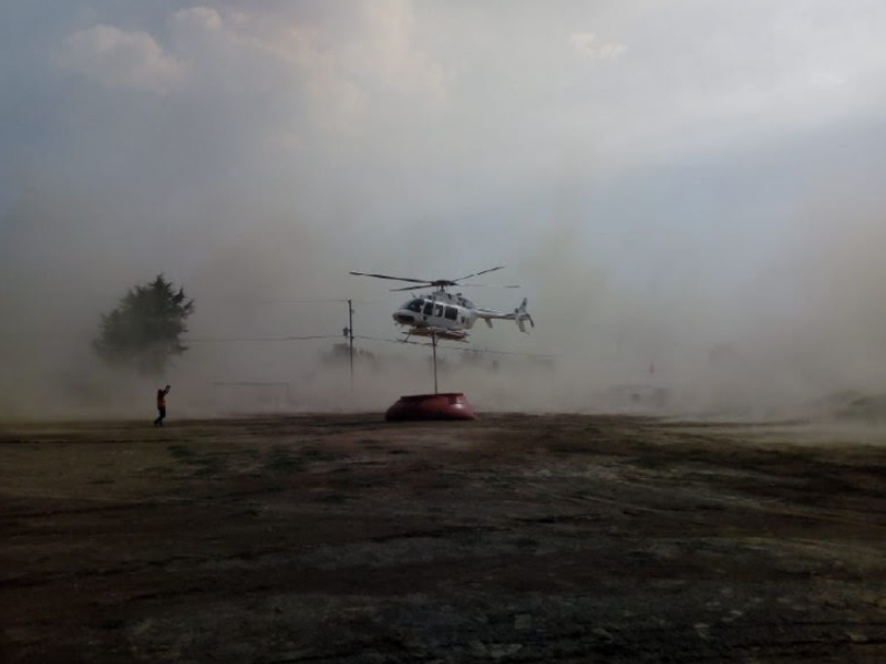 Aeronaves cisterna combaten incendios en Puebla
