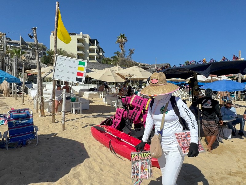 Afecta a turismo alta presencia de vendedores ambulantes irregulares en las playas