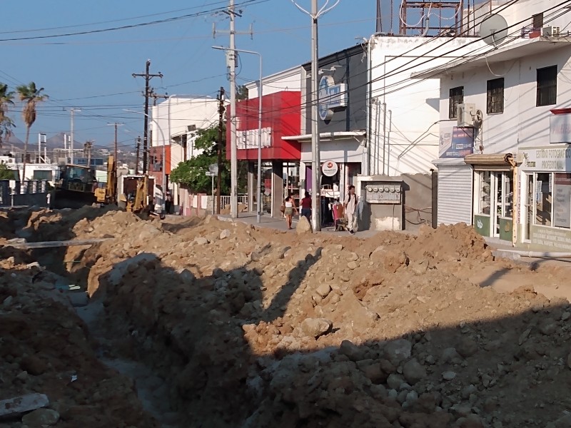 Afectaciones a locatarios por pavimentación de calle