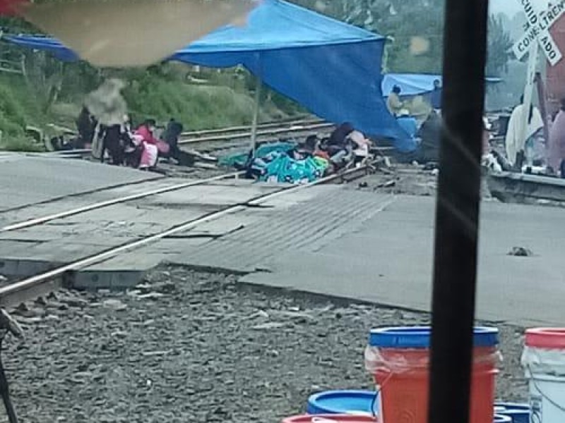 Afectados, 26 trenes por bloqueos a las vías en Michoacán