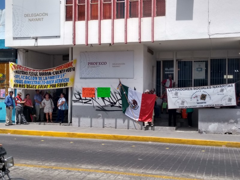 Afectados por CFE toman las instalaciones de PROFECO