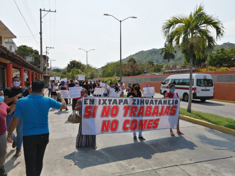 Afectados protestan para agilizar reinicio de actividades en Zihuatanejo