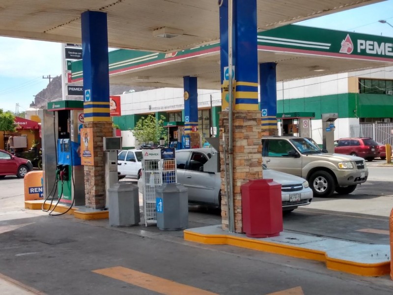 Afectados taxistas por aumento a gasolina