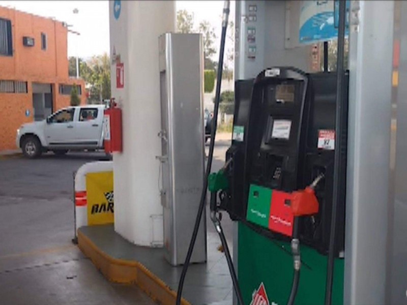 Afectados universitarios foráneos  por escasez de gasolina