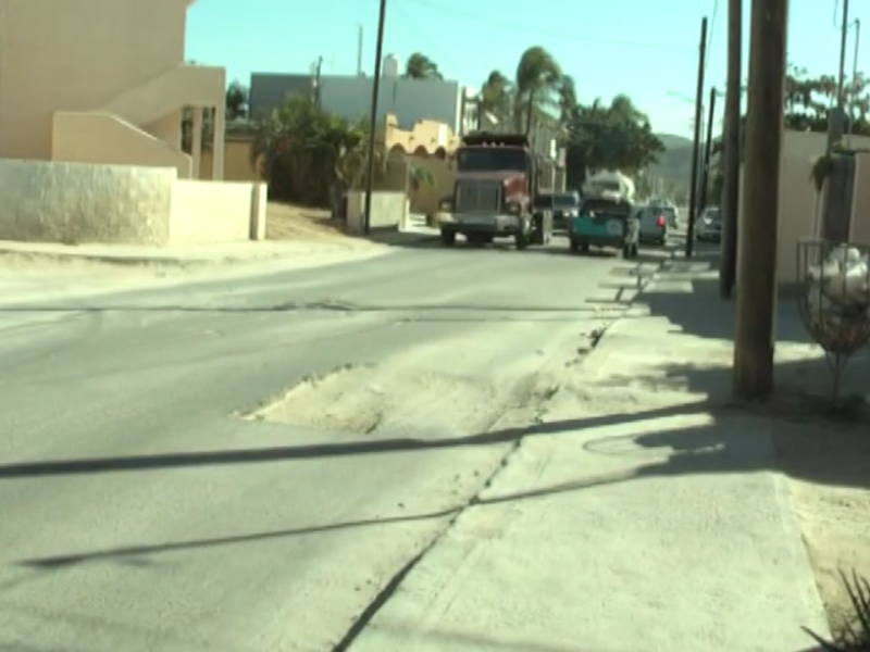 Afectan baches circulación en Ave. La Paz