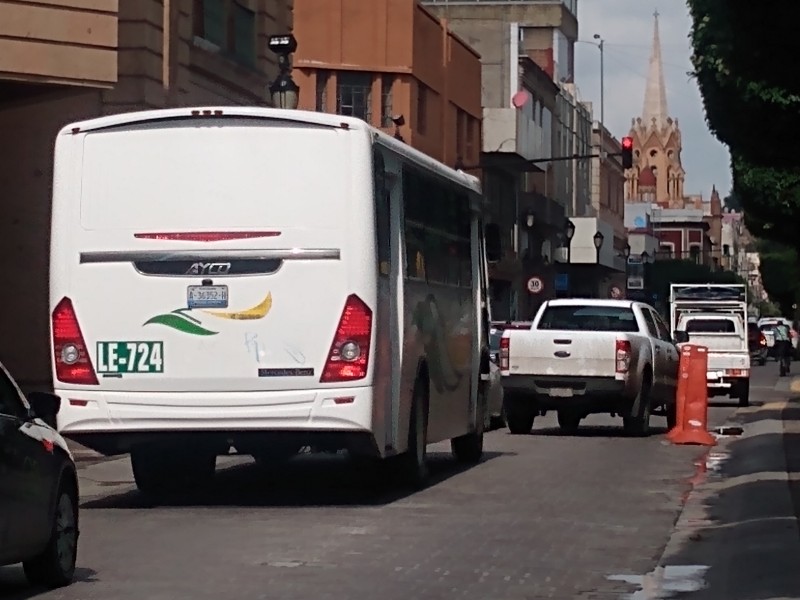 Afectan conos de señalética en calle Pedro Moreno