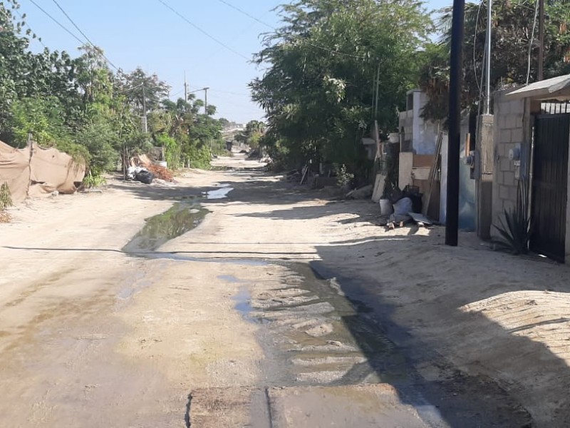 Afectan derrames de aguas negras a vecinos de colonias populares