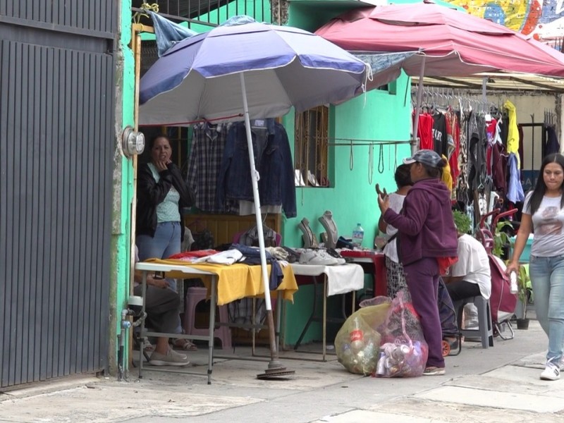 Afectan las lluvias a tianguistas, pero toman sus precauciones