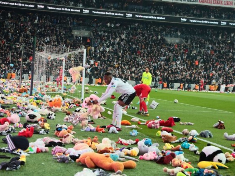 Aficionados de futbol arrojan peluches para niños de Turquía
