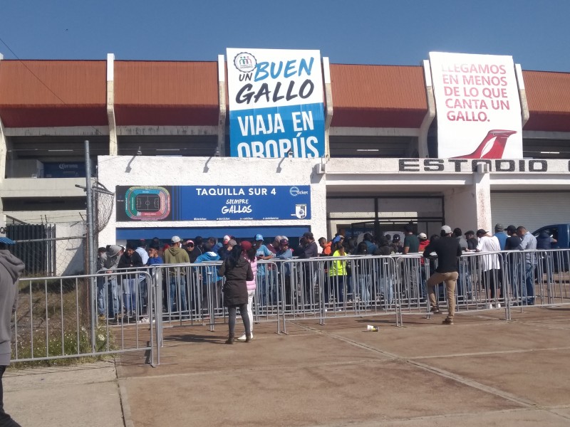 Aficionados de Gallos hacen largas filas por boletos