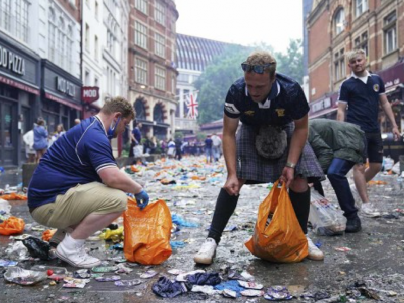 Aficionados de la selección de Escocia limpian las calles