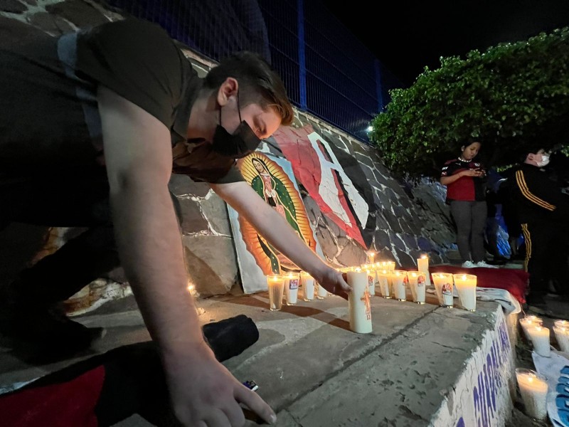 Aficionados del Atlas colocan veladoras en el Jalisco; llega Alfaro.