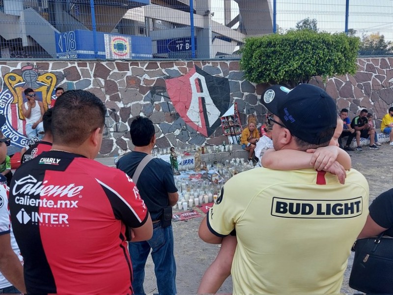 Aficionados se reúnen a las afueras del Estadio Jalisco