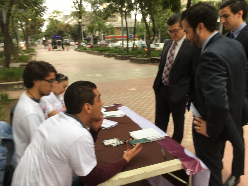 Afluencia continua en mesas de consulta para Aeropuerto