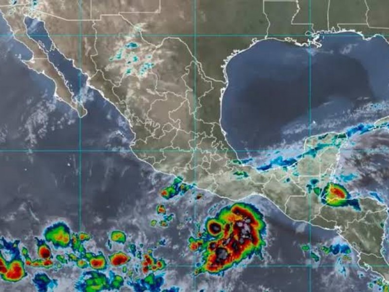 Agatha ya es huracán categoría 1; avanza lentamente a Oaxaca