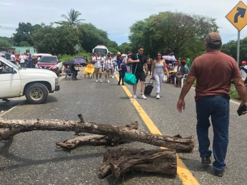 Agencia de Huamelula reactiva bloqueo en carretera Costera 200