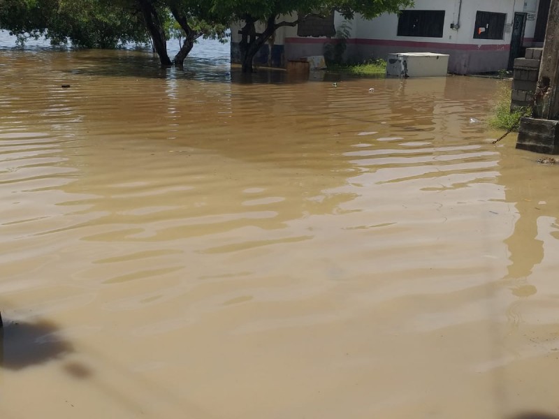 Agencia Huamuchil en total abandono; lluvias dejaron inundaciones severas