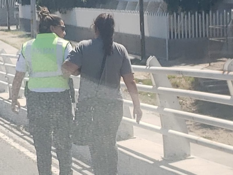 Agente de Tránsito evita que mujer se arroje de puente