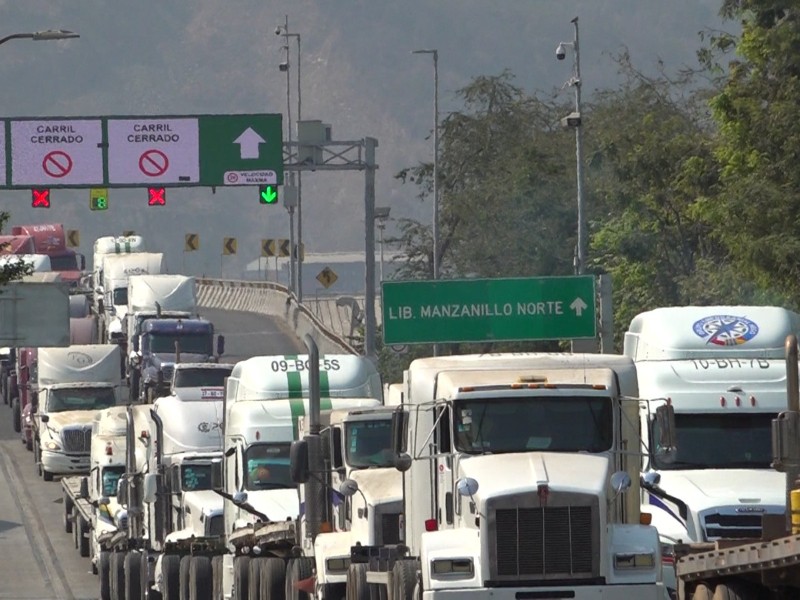 Agentes aduaneros alentan entrada y salida en Puerto de Manzanillo