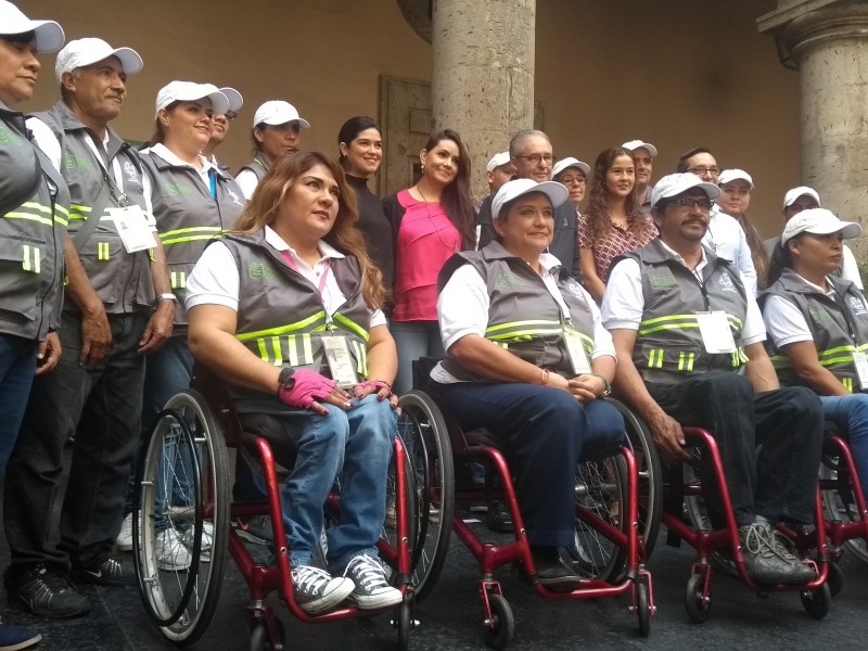 Agentes de Banquetas Libre estrenan sillas de ruedas