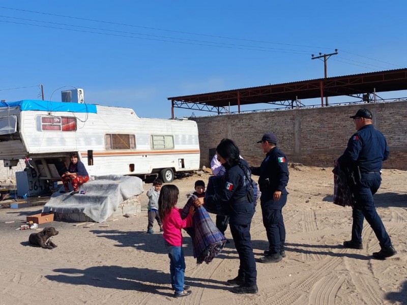 Agentes entregan cobijas a personas de calle