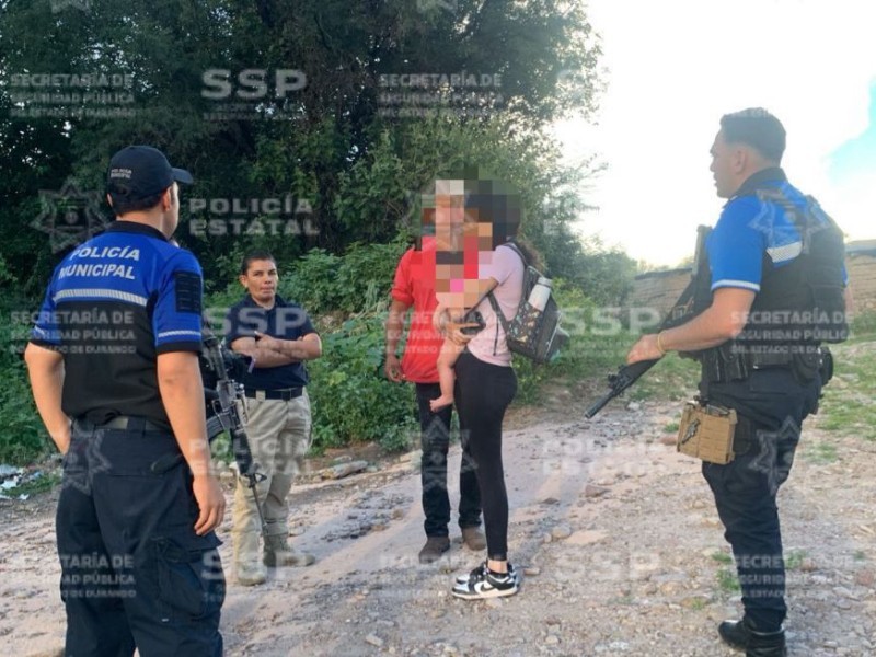 Agentes policiales rescatan a joven y bebé víctimas de extorsión