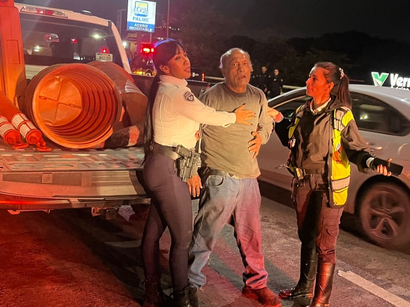 Agentes viales salvan a hombre que pretendía quitarse la vida