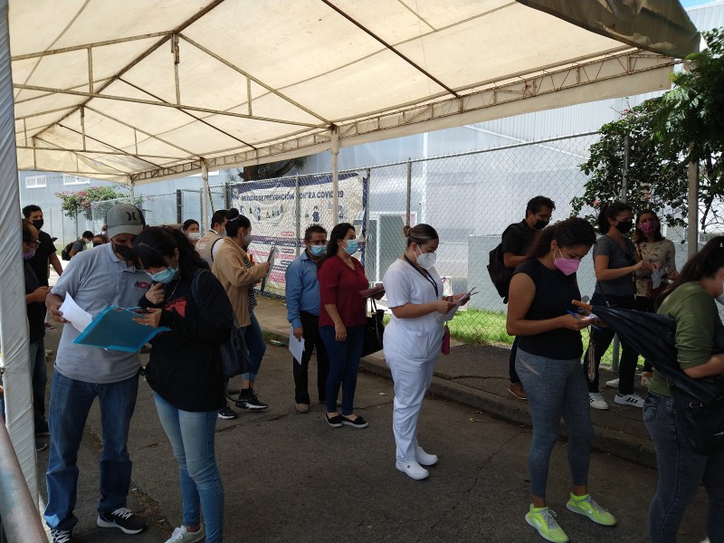 Ágil, segundo día de vacunación a treintañeros en Morelia