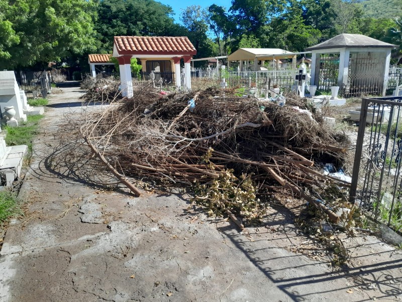 Agilizan limpieza en panteones afectados por 