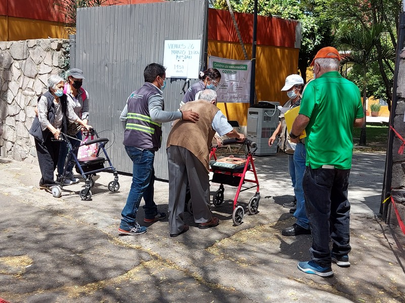 Agilizan vacunación en el Agua Azul; desaparecen aglomeraciones