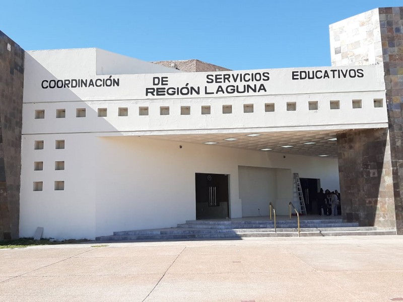 Aglomeración en Secretaría de Educación por trámites escolares