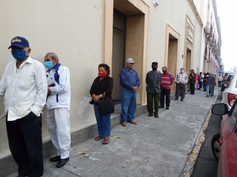 Aglomeración en zona de bancos de Veracruz