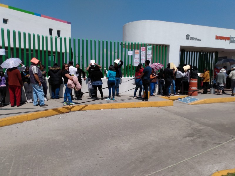 Aglomeraciones en hospitales de Toluca por restricciones sanitarias.